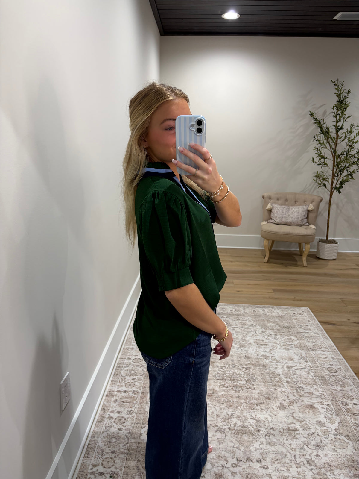 The Ellis Contrast Top - Hunter Green/Blue