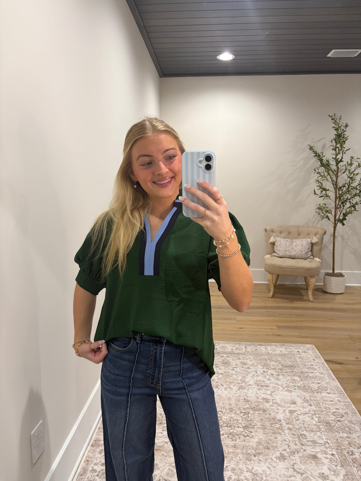 The Ellis Contrast Top - Hunter Green/Blue