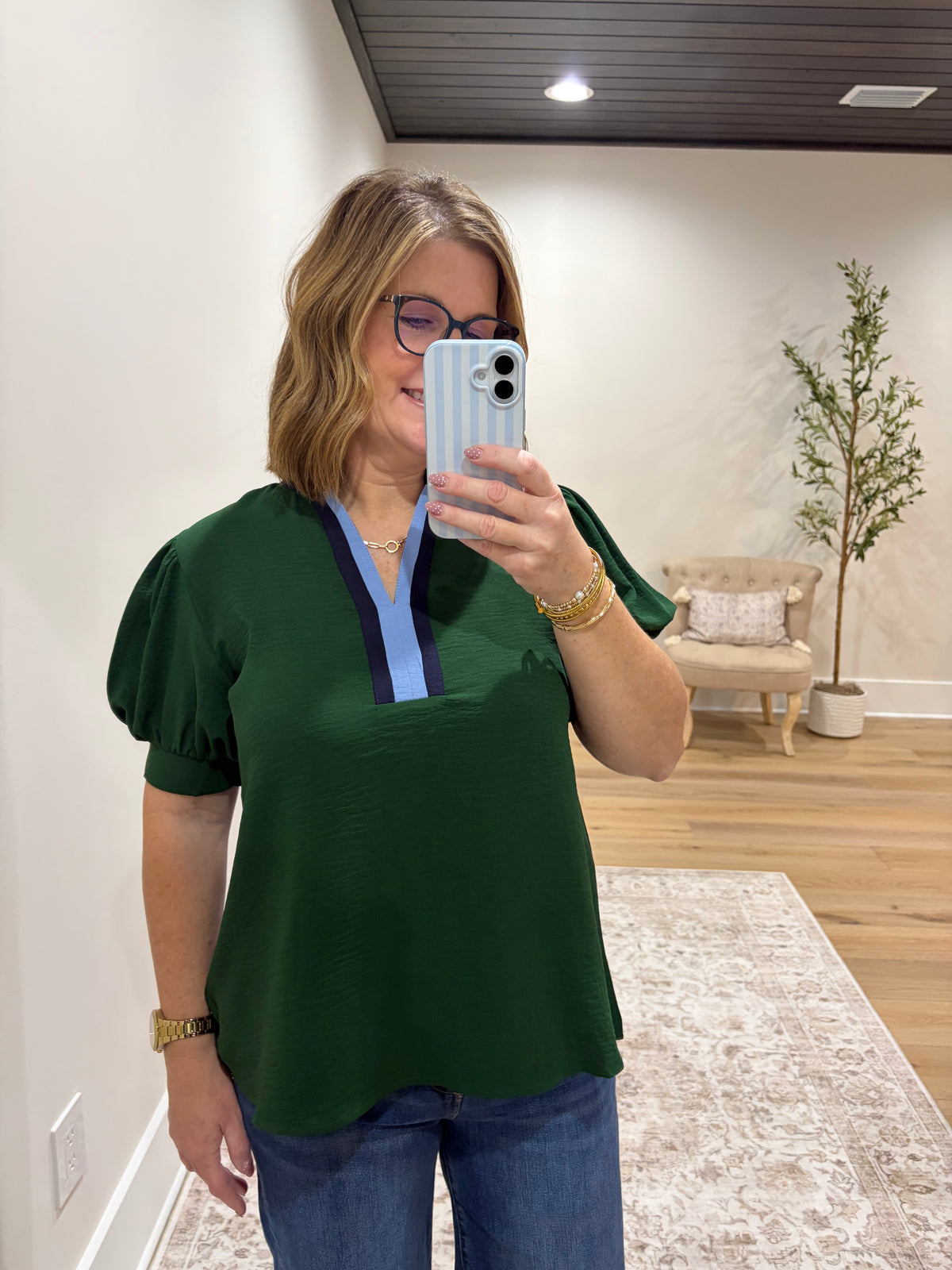 The Ellis Contrast Top - Hunter Green/Blue