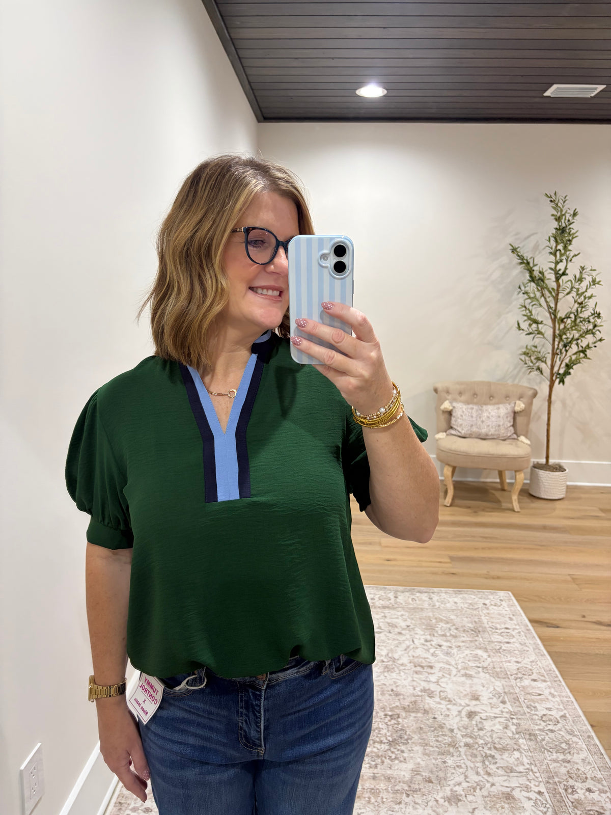 The Ellis Contrast Top - Hunter Green/Blue